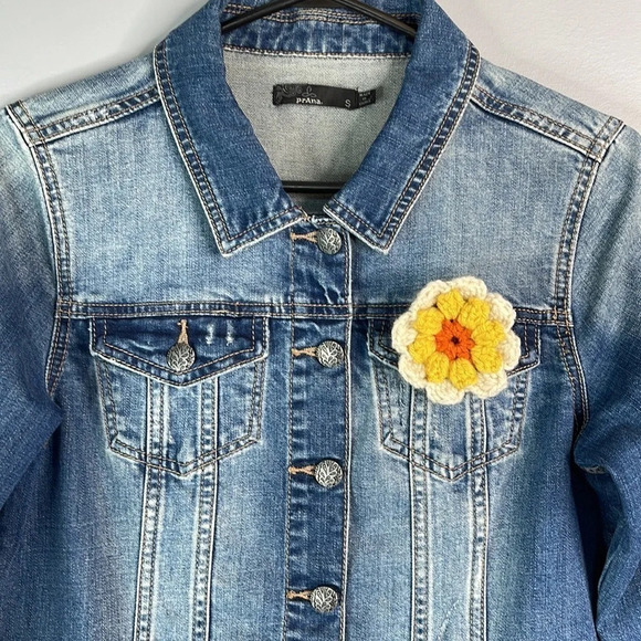 PRANA Cropped Jean Jacket Blue Medium Wash Denim Stretch Crochet Flower Pin S - Picture 3 of 13